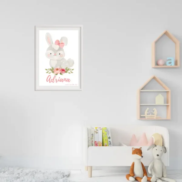 Habitación niña con lámina conejita blanca con lazo y flores enmarcada.